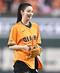 マウンドで笑顔の池田エライザ