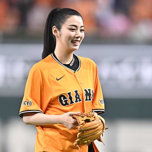 マウンドで笑顔の池田エライザ