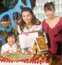 観月ありさ（中央）の誕生日のお祝いに駆けつけた樋井明日香（右）、森迫永依＝2003年