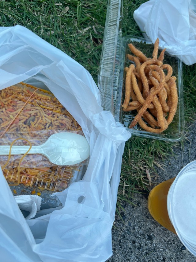 夏から秋は屋台飯を食べる機会が増えますが…（ジョン・ライドン対火星人さん提供）