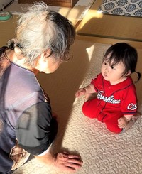80代のおばあちゃんと1歳の女の子のほほ笑ましい動画がSNSで計1000万以上再生（提供：@pigu0819さん）
