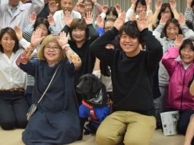 補助犬って知ってる？　聴覚障害の母思い、息子が作詞・作曲