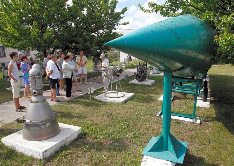 Visitors look at an R-12 intermediate range ballistic missile at the Strategic Missile Forces museum near Pervomaysk, some 300 km (186 miles) south of Kiev, August 22, 2011. The museum, staffed by former strategic missile forces servicemen, is a reminder of the times when Ukraine held the world's third largest nuclear arsenal containing hundreds of intercontinental ballistic missiles equipped with multiple nuclear warheads, which it inherited from the Soviet Union: REUTERS/Gleb Garanich  (UKRAINE - Tags: MILITARY POLITICS ENERGY TRAVEL)