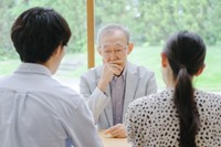 帰省時に親の衰えや違和感を実感している人が7割超　※画像はイメージです（polkadot/stock.adobe.com）
