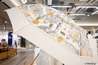 ケーキやポットなどワクワクするモチーフが散りばめられた「切り継ぎビニール傘 ダイニング」（3740円）