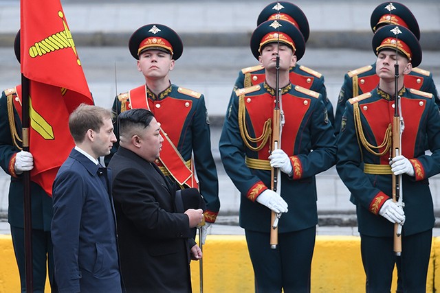 写真】金正恩氏を駅前で迎えたロシアの歓迎式典：朝日新聞GLOBE＋