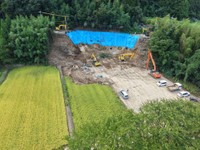 9月2日。土砂除去作業を進めつつ、雨に備えてブルーシートを設置