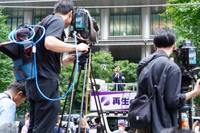 報道陣の前で第一声をあげる石丸伸二氏