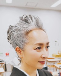 近藤サトさんのインスタグラム（@sato_greyhair）より