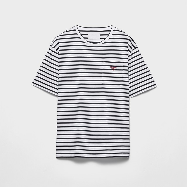いつの時代もエバーグリーンな魅力を放ち続ける、<br>プラダのTシャツ。
