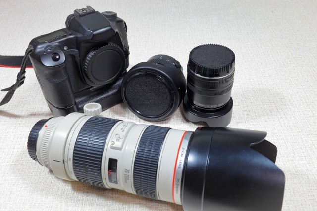 レンズって普通絞れば暗くなるんですよね…