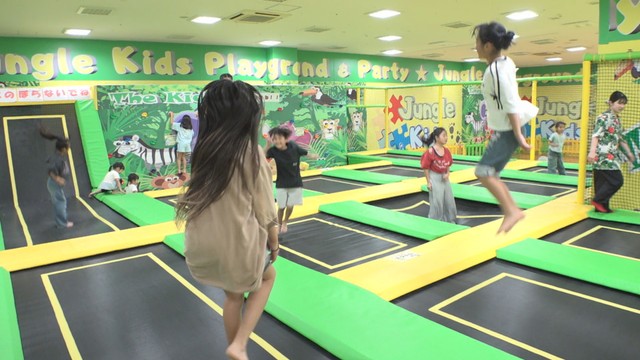 家族連れでにぎわう室内遊園地 ジャングルキッズ(高松市香西本町)
