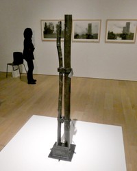 伐採された樹木を題材にしたキース・コヴェントリーの作品（京都市左京区・市京セラ美術館）