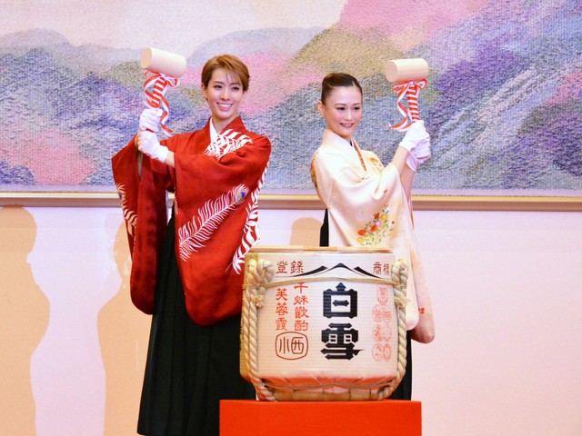 鏡開きを行った花組トップスター永久輝せあ（左）と星空美咲＝宝塚大劇場