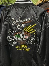 各店舗1着限定の1等賞品「資ジャン」。背中にうどんを描いた大きな刺しゅうが入っている／タコスデウルサさん（@tacos_de_ursa）提供