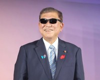 首相に就任した2025年10月１日、日本メガネベストドレッサー賞の表彰式に出席した石破茂氏＝都内