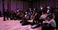 会見場に集まった報道陣＝都内（撮影・高石航平）