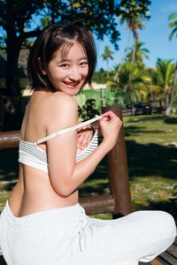 榎原依那2nd写真集「I am Ina」（【公式】榎原依那2nd写真集@1st_enoharainaより）