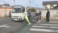 高松北警察署の警察官が登校する小学生らを見守り