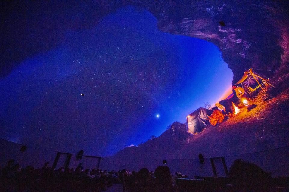 満天の星空ならぬスクリーン…プラネタリウムで新映像体験 視界の端から恐竜が突然登場|よろず〜ニュース