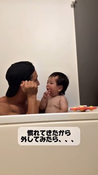 お風呂でも帽子を外したくない息子。見慣れた形が安心感につながったという／ちびすけさん（@ayusuke_fam）提供