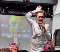 「ぽっぽ、ぽぽぽ」と、自身の代表曲を熱唱する鼠先輩＝東京・浅草の「漫画ギャラリーCAFEオカオカ」
