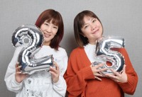 「花＊花」おのまきこ（左）、こじまいづみ＝撮影・石井剣太郎