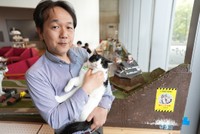 りおを抱っこするマネージャーの岡村さん「りおは遠慮がちに振る舞うところが奥ゆかしい」