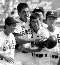 PL学園時代の清原和博（中央左）と桑田真澄（同右）＝1985年