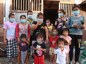 タイのスラムに住んで28年、コロナ禍のスラムで布製マスクを作って考えたこと