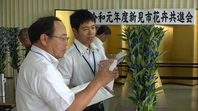 岡山県で最大のリンドウの産地・新見市で共進会　切り花の出来栄え競う