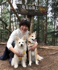 愛犬のシフォンちゃん(左)、桜夢ちゃんと登山を楽しむ佐藤さん