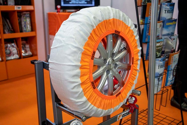 最上級モデルの「スーパー」は、大型SUVにも対応する315/35R24サイズまで用意。