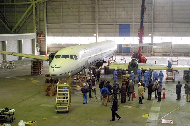 First YS-11 plane being dismantled for transfer to park in Ibaraki 