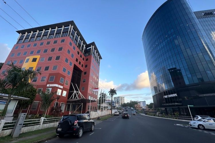 USAIDの太平洋島嶼国の統括オフィスが入居する予定だったビル（左）。しかし、トランプ政権の政策転換により、移転の契約はキャンセルになった