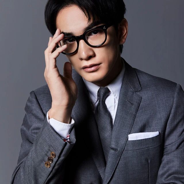 2　グレースーツを「睦月」にまとう。