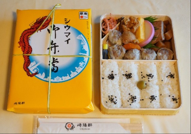 横浜名物の「シウマイ弁当」。神奈川エリアで購入すると十字の紐で結ばれている