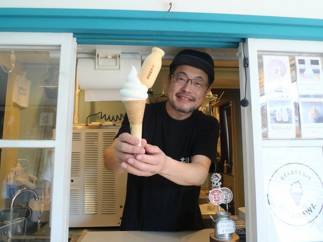 自社の牛乳を使った「牛乳屋さんの生ジェラート」を販売する北川牛乳店４代目の北川裕之さん