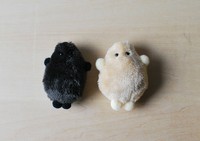 なにこの黒い物体？実は、スイカの「種」のぬいぐるみ！じわじわ迫る