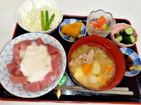 まぐろのとろろがけに野菜もたっぷり　ヘルシーなのに贅沢気分（画像提供：こんでんえいねんしざいほうさん）