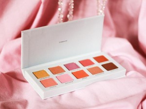 ベージュのシャドウ、髪は内巻き。恋愛にこぎつけるには武装が必要だ