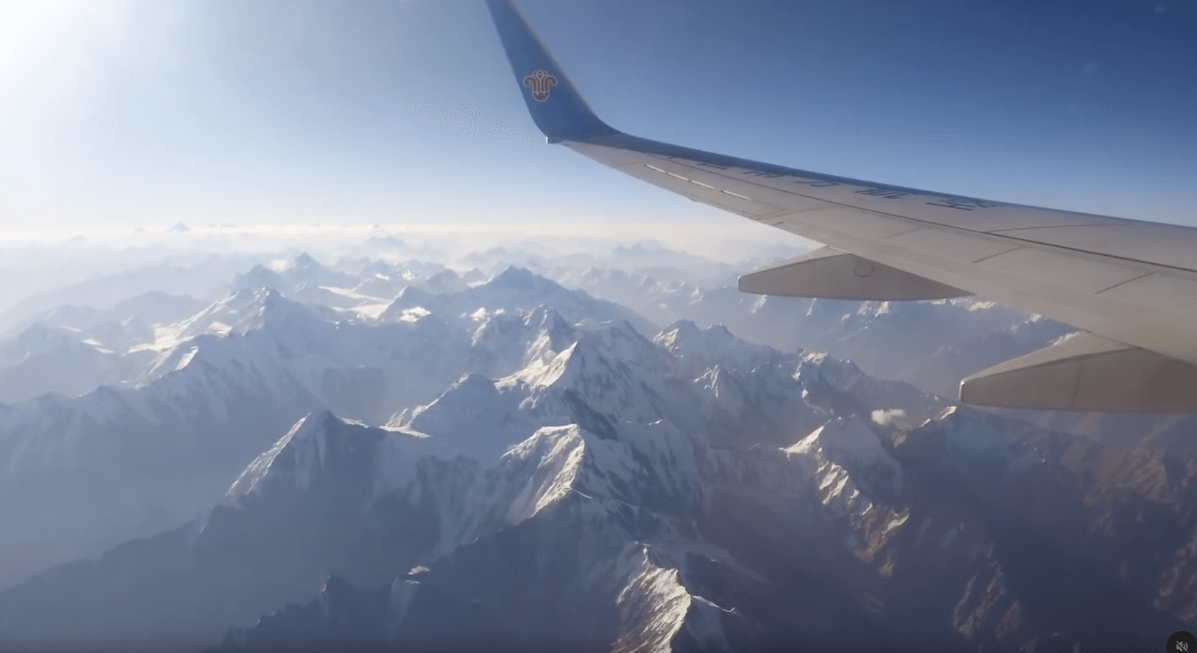 飛行機の窓の外に広がっていた山々の景色／Hosophotoさん提供