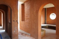 ジンガ・ンブップさんが設計した建設中の「土の家」。炎天下でも中はひんやりと涼しい。真ん中が玄関で、右奥はリビングルーム＝2023年12月22日、セネガル西部ガパル、荒ちひろ撮影