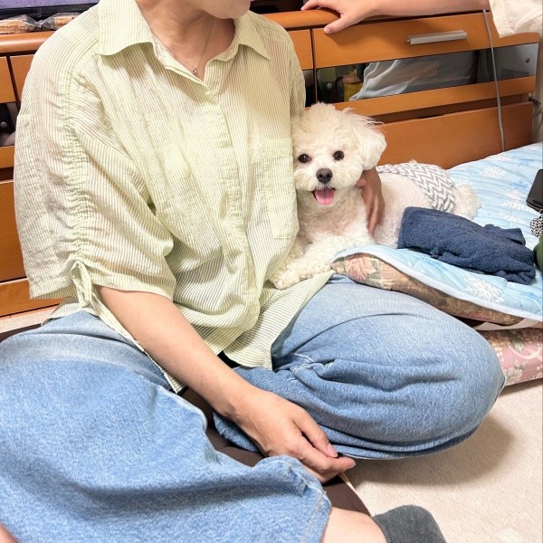 叔母に寄り添ってにっこり笑顔になるぴぷすくん（画像提供：しろいぬ（ぴぷす）さん）