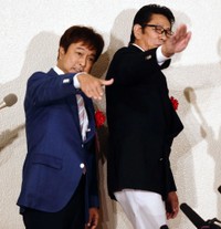 太川陽介（左）とルイルイポーズを決める野村将希＝2018年