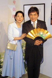 「吉永小百合・夢の続き展」に来場した吉永小百合（左）と綾小路きみまろ=2008年