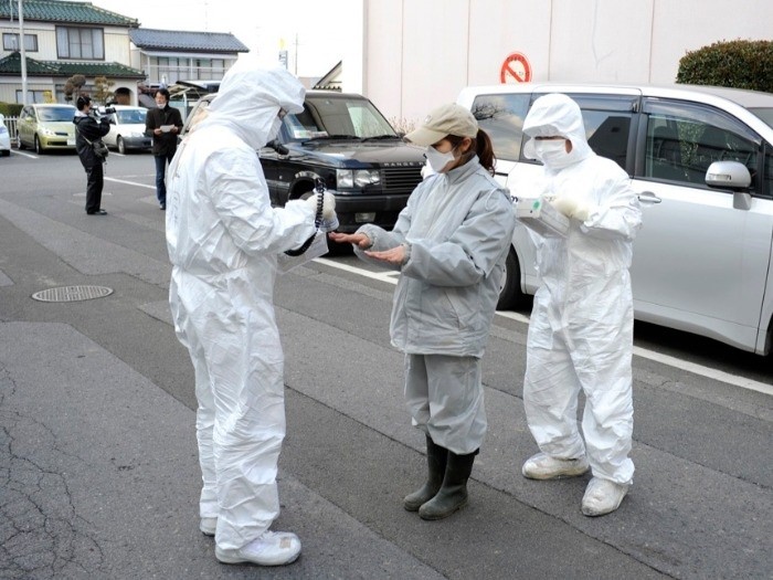 南相馬の相双保健所でスクリーニング中。奥にインタビューを受ける山路徹さんの姿が見える（太田康介さん撮影）