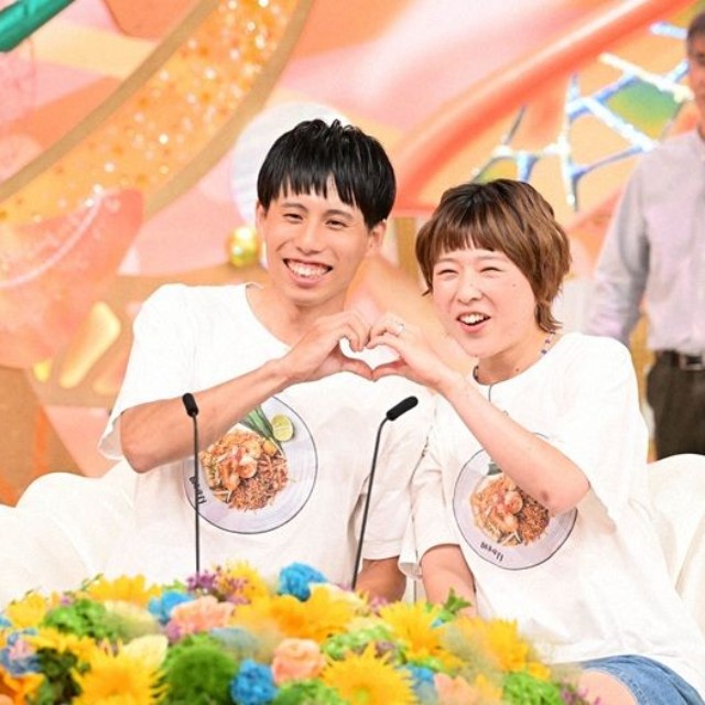 自給自足生活を夢見る20代の新婚さん。その背後から…©ABCテレビ