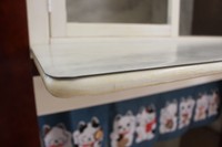 自作した棚の表面には撥水シートを取り付け、掃除をしやすく