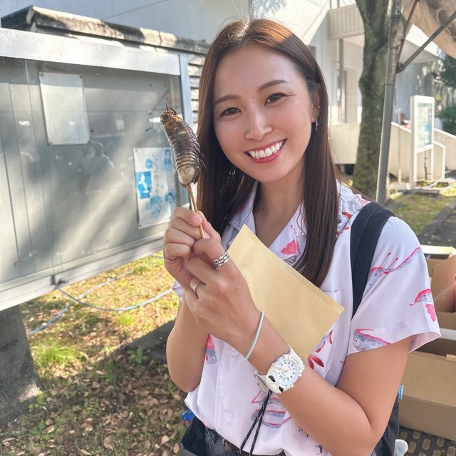 昨年は焼きグソクムシを食べた田原さん（田原舞さん提供）